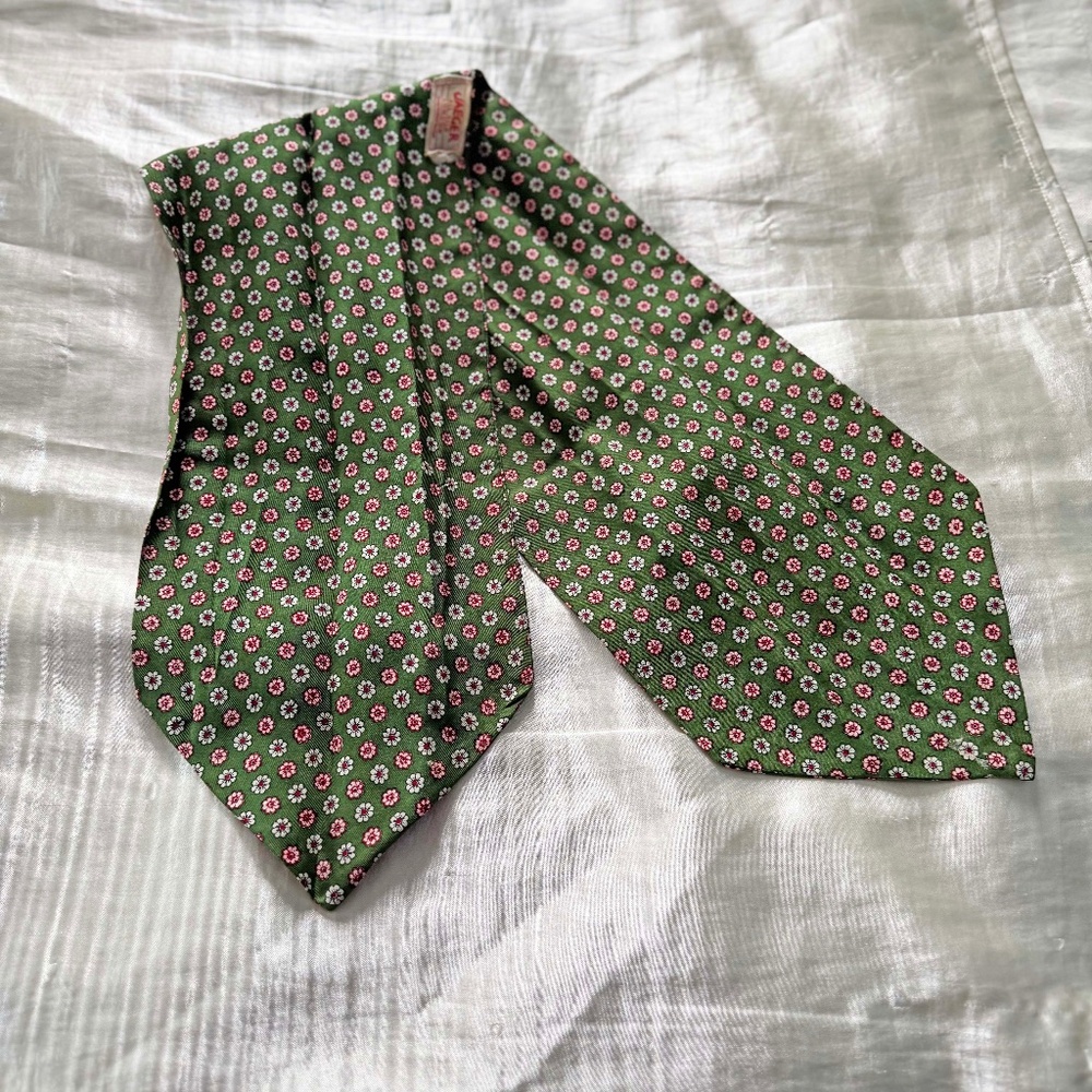 ASCOT, 100% SILK, JAEGER LONDON, UNISEX, GREEN/WHITE/BURGUNDY FLOWERS, 34 X 7 IN